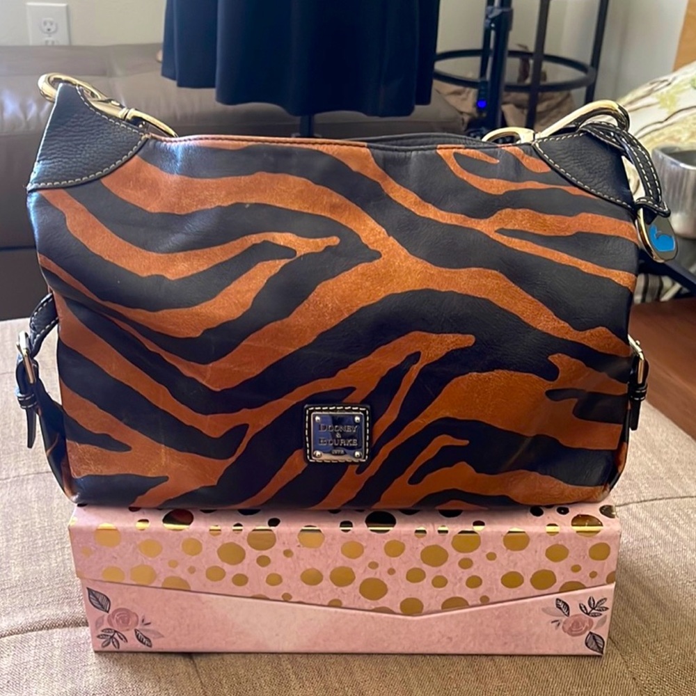 🦓👜Dooney & Bouke purse 🦓👜medium size leather 🦓 animal print🦓